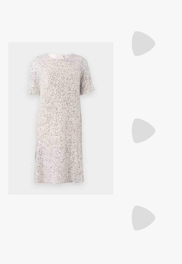 Rövid ujjú ruha fényes ezüst flitterekkel, lekerekített nyakkivágással és laza szabással, belső béléssel a kényelem érdekében.; Fekete lakk magas sarkú szandál négyzet alakú orral, bokapántokkal és ezüst csatokat tartalmaz. Masszív blokk sarka a stabilitásért felel.; Fekete bőrtáska ívelt formával, levehető pánttal és arany színű fémrészekkel. A táskán egy csattal díszített fedél található.; Aranyszínű fém fülbevaló, elegáns, ívelt formával. Különleges hegyes alak, fényes felszín és zsanéros záródás jellemzi.