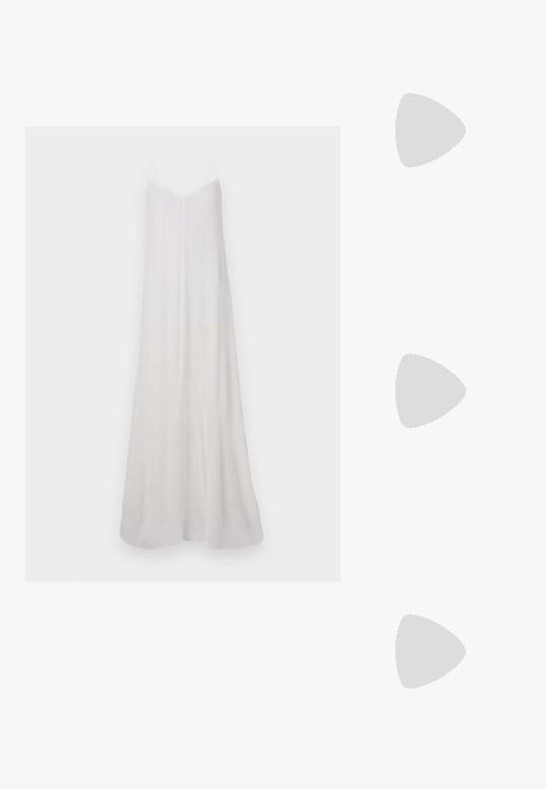 Rochie lungă, albă, fără mâneci, confecționată dintr-un material ușor. Aceasta are un decolteu în formă de V, o siluetă fluidă și o textura subtilă în degrade.; Sandale plate maro cu mai multe curele subțiri, un bucluc pentru degetul mare și un accent de ton auriu. Talpa este plată și are o finisare netedă.; Ochelari de soare din metal auriu, cu montură pătrată, lentile cu gradient maro și detalii din piele de broască țestoasă pe brațe. Design ușor.; Clutch Michael Kors din canva acoperit bej, cu un model repetitiv al logo-ului MK, accesorii din aur și o curea cu lanț detașabil.