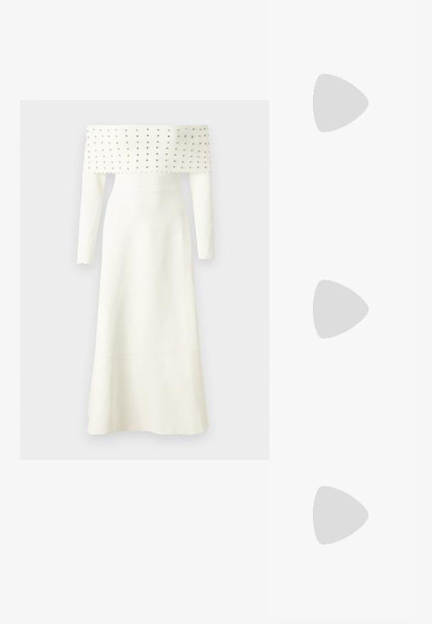 Rochie albă cu umerii descoperiți, cu sleeves lungi, având un corset texturat decorat cu strasuri argintii, tiv evazat și margini ondulate.; Top alb cu dungi, cu decolteu rotund și detaliu metalic pe umăr. Textură moale, design ajustat și stil fără mâneci.; Jachetă puffer cu un model maro și negru, asortată cu o fustă mini din piele de șarpe maro, cizme negre până la genunchi și o geantă mică neagră.; Geantă de piele neagră cu un design curbat, dotată cu studuri argintii, o cataramă și două buzunare laterale. Curea ajustabilă pentru opțiuni de transport.