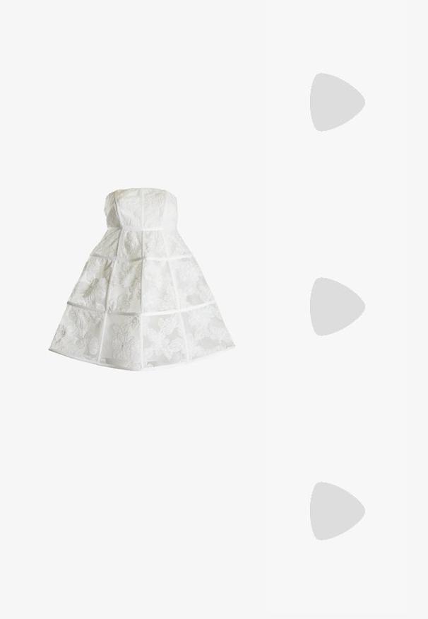 True Decadence MICAH BANDEAU CAGE  - Jurk - white; Puntige hoge hak schoenen met een zilver, goud en nude kleurenschema. Glanzende afwerking met uitsnijdingen en een stiletto hak.; Zilveren metalen pouch bag met een zachte, afgeronde vorm en een geknoopte sluiting aan de bovenkant. Gemaakt van soepel faux leren materiaal.; Zilveren creolen met een gedraaide ontwerp, voorzien van een gepolijste afwerking en een post-back sluiting. Meet ongeveer 3 cm in diameter.
