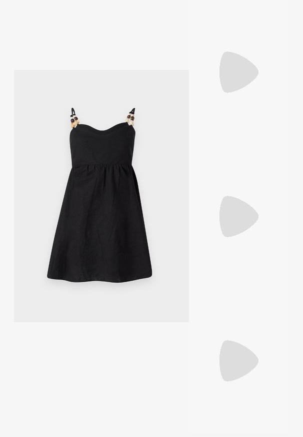 Schwarzes Leinenkleid mit tailliertem Oberteil und ausgestelltem Rock. Schmales Trägerdesign verziert mit dekorativen Perlen an den Schultern. Glatte Textur.; Schwarzer Lackleder Slingback-Schuh mit spitzem Zehenbereich, Knöchelriemen mit silbernen Schnallen und Beschlägen sowie einem schlanken Absatz.; Schwarze Lederhandtasche mit geschwungener Form, abnehmbarem Tragegurt und goldenen Beschlägen. Die Tasche verfügt über einen Deckel mit einer Schnallen-Details.; Ohrringe in Goldoptik mit strukturierten, gewellten Formen. Beinhaltet skulpturale Clip-Ohrringe und ein offenes Hoop-Design mit gehämmertem Finish.