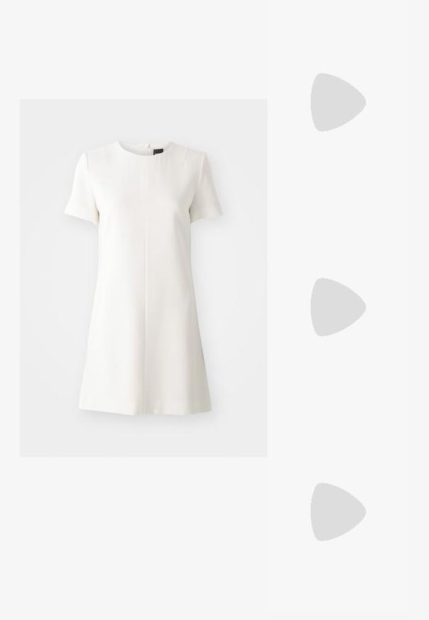 Vit kortärmad klänning med rund halsringning och rak silhuett. Dragkedjdetail i ryggen och slät textur. Minimalistisk design.; Svart läder slingback-hälar med spetsig tå, med en smal klack och en guldtonad detalj på den justerbara remmen. Slät textur.; Beige mockaskväska med en rundad triangulär form, ett enda axelband och en guldfärgad detaljer på framsidan.; Guldpläterat halsband med en slät, böjd central accent. Har en flexibel kedja med en kräfta-stängning och ytterligare justerbara kedjelänkar.