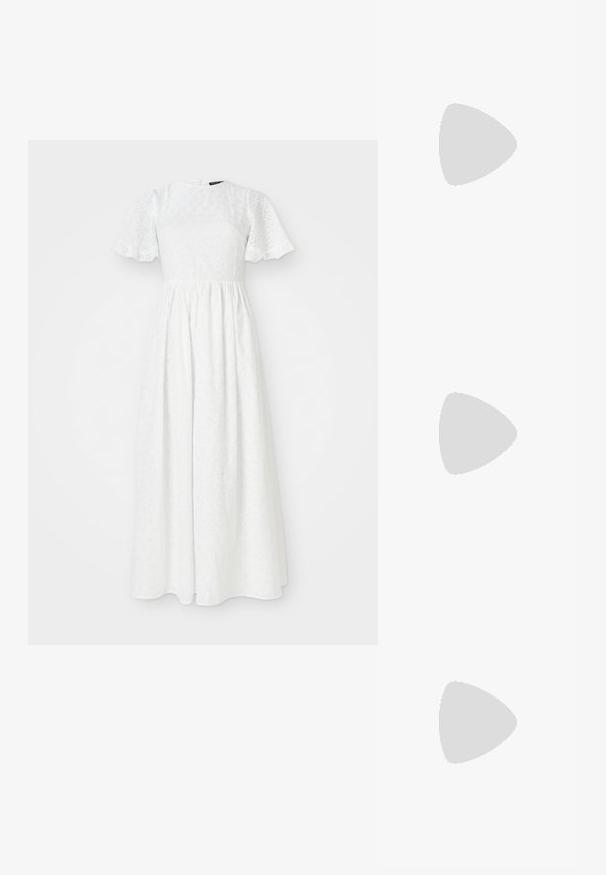 Witte maxi-jurk van textuurmateriaal, met korte mouwen, een ronde halslijn en een gerimpelde taille met een gaatjespatroon.; Zwarte gepatineerde leren slingback schoenen met een spitse neus, zilveren hardware detail en een lage blokhak. Gladde, glanzende textuur overal.; Zwarte leren schoudertas met een gladde textuur, rechthoekige vorm en een metallic kettingdetail aan de voorkant. Verstelbare schouderband inbegrepen.; Zilveren druppeloorbellen met een vierkante stud, voorzien van een gladde, gepolijste afwerking en een druppelvorm, die het licht weerspiegelt met een glanzend oppervlak.
