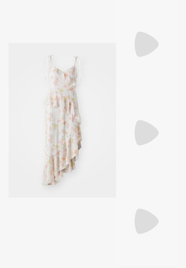 Maxikjole med blomsterprint i lett stoff med volanger; har tynne, justerbare stropper og en asymmetrisk kant i myke pastellfarger.; Sorte patentlær slingback-sko med spiss tå, ankelremmer med sølvspenner og detaljer, og en slank hæl.; Gullfarget metallisk håndveske med en strukturert design, glatt tekstur og justerbar stropp. Har en unik trekantet form og minimalistisk søm.; Gullfargede øredobber med teksturerte, bølgete former. Inkluderer skulpturelle klipsstuds og åpen hoop-design med en hamret finish.