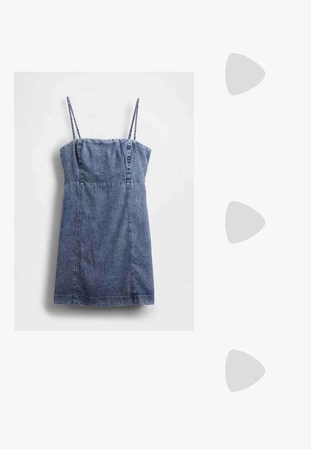 Farkkumekko ohuilla olkaimilla, istuvalla yläosalla ja levenevällä helmalla. Väri on tummansininen ja siinä on tikattu yksityiskohtia saumoissa.; Musta lakattu nahkakengät teräväkärkisillä, leveällä kantapäällä ja nilkkahihnalla, yhdistettynä harmaisiin ribattuihin säärystimiin ja ruskeaan mokkasiinimekkoon.; Silkki huivi, jossa on värikäs kukka- ja geometrinen kuvio oranssin, sinisen, ruskean ja kermaisen sävyissä. Kolmiomaiset päät ja sileä rakenne.; Musta kangaspussi, jossa on teksturoitu, tikkikuvio. Pyöreä muoto, lyhyet, paksut kahvat ja pehmeä, joustava rakenne.