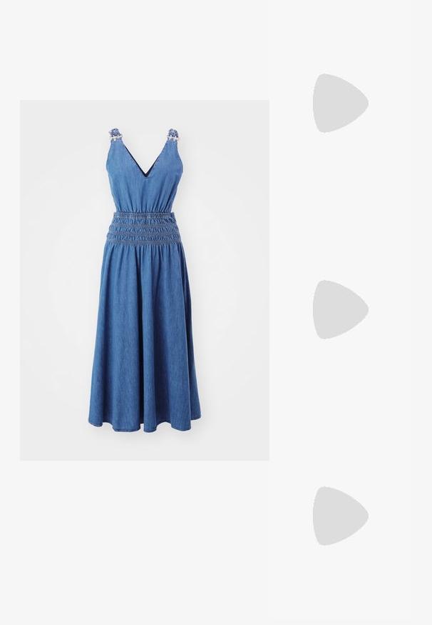 Sininen denimit midi-mekko ilman hihoja, V-pääntie, elastinen rypytetty vyötärö ja röyhelöyksityiskohdat hihnoissa yksinkertaisella taustalla.; Elleme ASYMMETRIC STRAP - Korolliset pistokkaat - white; Valkoinen teksturoitu laukku, jossa on kasattuja muotoja ja kultaketjuolkaimet. Sujuva pinta, jossa on hienovaraisia aaltoja ja pyöristetyt reunat.; Korvakorut hopean sävyssä, joissa on aaltoileva, abstrakti muotoilu, koristeltuna pienillä, kimaltavilla kristalleilla. Vakuuttava paikkakiinnitys.