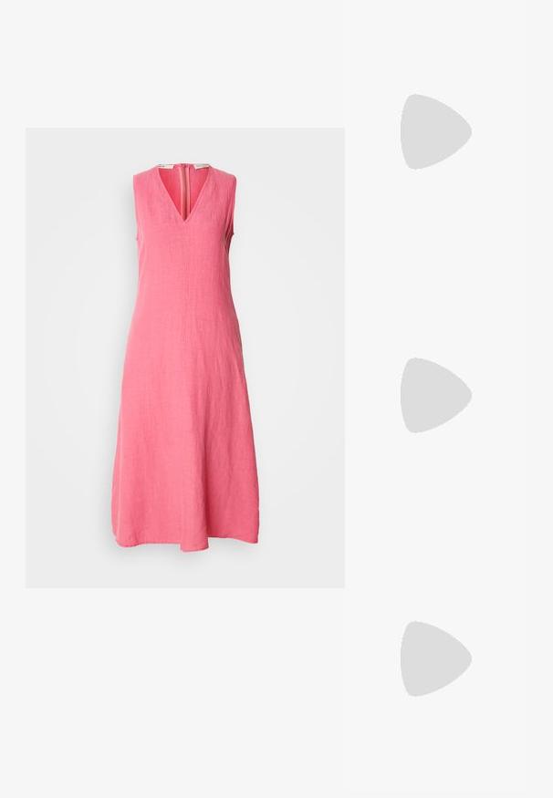 Brezrokavne, obleke do kolen iz svetlo rožnatega lanu. Ima V-izrez in zadrgo na sredini hrbta, z gladkim, teksturiranim zaključkom tkanine.; Rjavi usnjeni kauboj čevlji s koničastim nosom, vezenimi vijugastimi vzorci na zgornjem delu in zloženim kvadratnim peto. Imajo zanko za enostavno obuvanje.; Črna usnjena torba hobo z enim mehkobnim, okroglim ročajem; ima gladko teksturo in minimalističen dizajn. Brez vidnih kovinskih delov ali poudarkov.; Srebrne uhane v obliki obroča z minimalističnim dizajnom. Krožna oblika, gladka tekstura in tanek profil. Lahki s poliranim zaključkom.