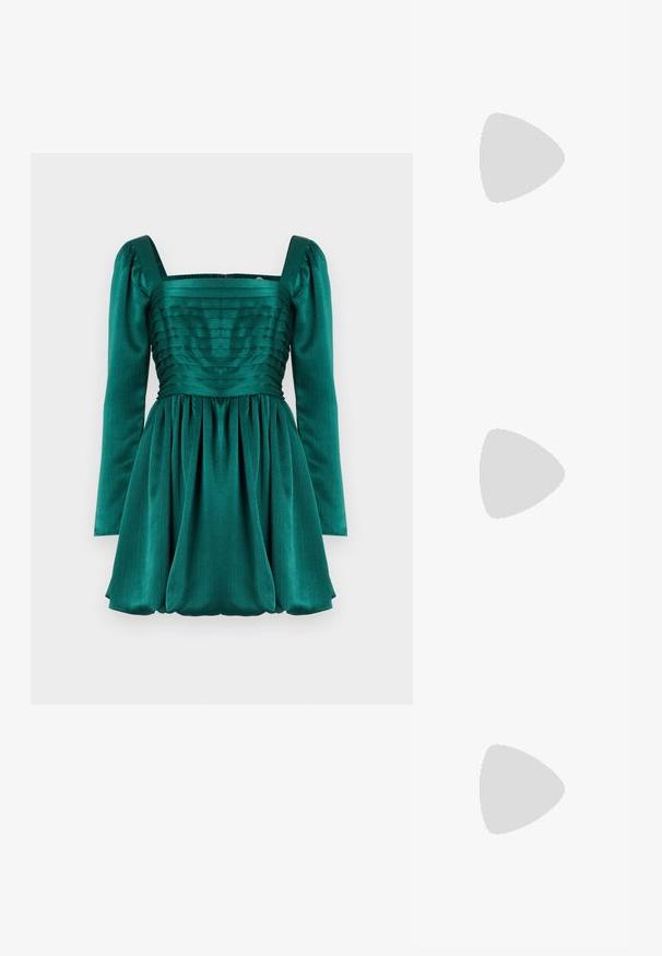 Robe vert émeraude avec un décolleté carré, de longues manches bouffantes et un buste plissé. La jupe est froncée, créant une silhouette volumineuse.; Chaussure à talon aiguille à bout pointu avec un schema de couleurs argent, or et nude. Fini brillant avec un design découpé, dotée d'un talon stiletto.; Pochette en métal argenté avec une forme douce et arrondie et un fermoir en haut noué. Fabriquée en simili cuir lisse.; Boucles d'oreilles en argent en forme de créoles avec un design torsadé, dotées d'une finition polie et d'une fermeture à poussoir. Mesurent environ 3 cm de diamètre.