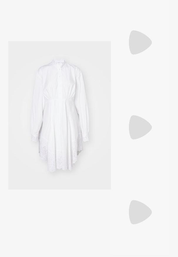 Rochie albă cu mânecă lungă, guler înalt, închidere cu nasturi și detalii din dantelă. Design cu perforații la tiv și manșete, fabricată din bumbac moale.; Pantofii slingback din piele lăcuită albă, cu vârful ascuțit și toc mic pe bloc. Dispun de o curea subtilă cu un detaliu în nuanță de aur.; Geantă de piele albă cu o formă curbată, curea reglabilă și un detaliu mic cu cataramă. Modelul poartă o ținută neagră ajustată.; Cercei aurii cu forme texturate și ondulate. Include studs sculpturale cu clip și un design de cerc deschis cu un finisaj cioplit.