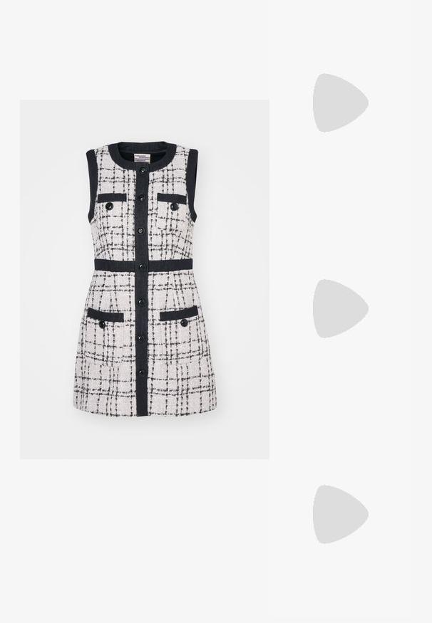 Ärmelloses Kleid aus strukturiertem, cremeweißem Tweed mit schwarzem Karomuster. Mit schwarzen Knöpfen, zwei Vordertaschen und einer taillierten Silhouette.; Schwarze Lederpumps mit spitzem Zehenbereich und niedrigem Blockabsatz. Mit einem Knöchelriemen und einer goldfarbenen Schnalle. Glatte Textur.; Weiße strukturierte Handtasche mit kurzen Griffen und einem Schultergurt, ausgestattet mit goldfarbenen Hardware-Elementen und strukturiertem Material, vor einem grauen Hintergrund präsentiert.; Goldfarbene Creolen mit polierter Oberfläche, ausgestattet mit einem geriffelten Design und einem Steckverschluss. Runde, klobige Form.