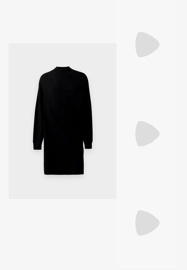 Sort langærmet strikkjole med høj halsudskæring og en lige, afslappet pasform, præsenteret mod en ensartet lys baggrund.; Sorte spidse slingback-sko med en lav hæl, lavet af glat læder og med udskæringer på siden for åndbarhed.; Sort læderhåndtaske med en struktureret design, der har en kortet form, tophåndtag og guld hardware-accenter. Justerbar skulderrem inkluderet.; Tre metalringe: en i rosaguld, en guld med strukturerede detaljer og en i sølv, alle med indgraveret branding på den indre ring.