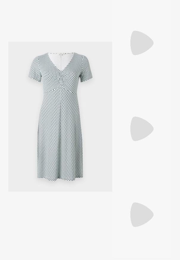 Kortermet kjole i hvit med et blått geometrisk mønster. Har en V-hals og rynker ved bysten, laget av et mykt, elastisk stoff.; Svart og hvit kortermet crop-top med diamantmønster og knyting foran. Laget av lett stoff med krage.; Sorte lakk lær slingback hæler med spiss tå, et avrundet utskjæringsdesign og blokkheel. Har en gulltone spenne som detalj.; Stor stor halm tote-veske med en teksturert, beige overflate og to brede håndtak. Har en lærdetalj som lukkemekanisme.