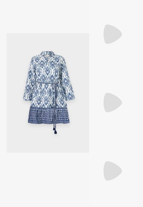 Vit klänning med blå blommiga och geometriska mönster, krage, långa ärmar, insvängd midja och mönstrad nederdel med tofsdekorationer.; Ljusgrå sneaker i mocka och mesh, med tre vita ränder, rund tå och en sula av gummi. Guldlogotyp som accent vid snörningen.; Liten gräddfärgad handväska med en strukturerad finish, en lång justerbar rem, en kedjedetalj och en klaffstängning. Guldfärgad hårdvara.; Silverfärgade hoopörhängen med en minimalistisk design. Cirkulär form, slät yta och tunn profil. Lätta med en polerad finish.