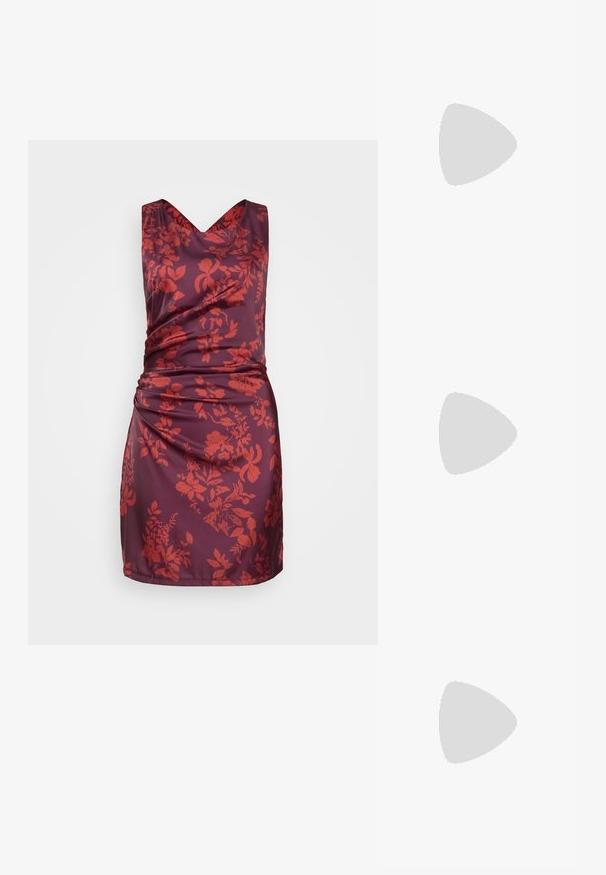 Burgunderkjole med blomstrete rødt mønster, uten ermer, V-hals, og rynket stoff i midjen, laget av et glatt materiale.; Sorte patentlær slingback-sko med spiss tå, detaljer i sølv og lav blokkheel. Glatt, skinnende tekstur gjennom hele.; Svart lær crossbody-veske med glatt tekstur, rektangulær form og metallkjede detaljer på framsiden. Justerbar stroppe inkludert.; Sølv dråpeøreringer med firkantet studs, med en glatt, polert overflate og en tåreformet design som reflekterer lys med en blank overflate.