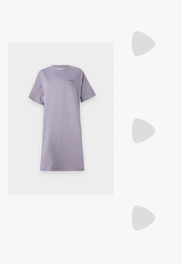 Lavandas īsās piedurknēm T-kreklu kleita no mīkstas kokvilnas. Iespējas ietver brīvu piegriezumu, apaļu kakla izgriezumu un mazu melnu logotipa detaļu priekšpusē.; NA-KD Klasiski papēži - black; Melna bruņurupuču stila sauļošanās brilles ar taisnstūra lēcām, brūnu toņu, biezām rāmēm un zelta dubulto-G logo detaļu uz tempļa.; Zelta toņa riņķveida auskari ar bruņurupuču raksta sveķu ārējo malu, ar gludu apdari un elegantu, apaļu formu.