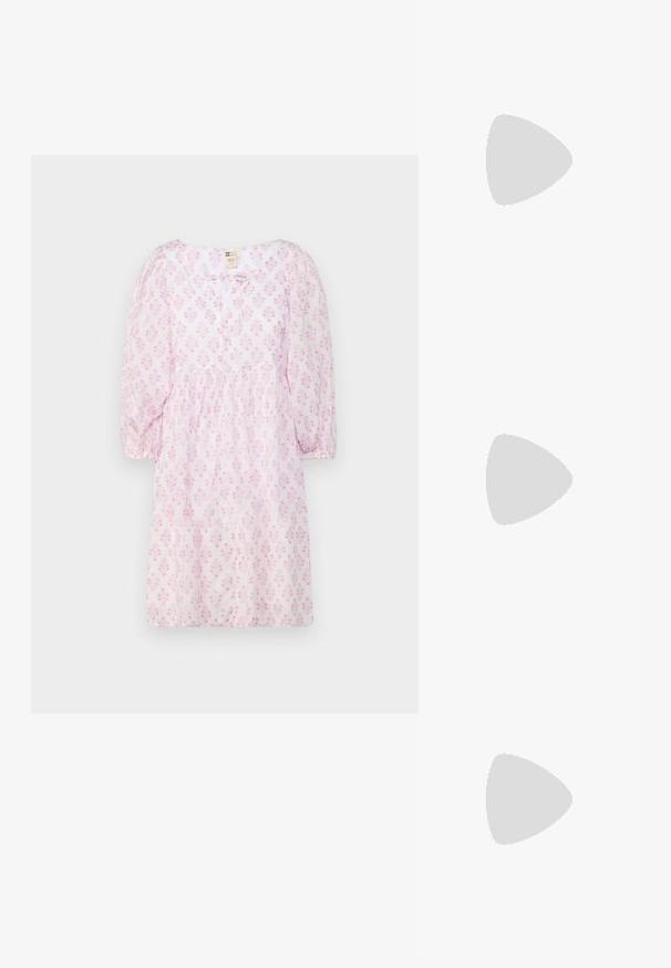 Lühikeste varrukatega roosa kleit, millel on lillemuster, ümmargune kaelus, kokku püsiv vöökoht ja pehme, kerge kangas. Lihtne nööbiga kinnitus ees.; Hõbedased slingback kõrged kontsad terava ninaga, metalne viimistlus, kaks dekoratiivset rihma ja sihvakad kontsad musta otsaga.; Südamekujuline metallist hõbedane käekott, millel on sile tekstuur, klamber ja hõbedane ketipruss.; Kuldse värvi kõrvarõngad, mis on kaunistatud tekstuursete ja laineliste kujunditega. Komplektis on skulpturaalsed klamber kõrvarõngad ja avatud rõngasdisain, millel on lõhestatud viimistlus.