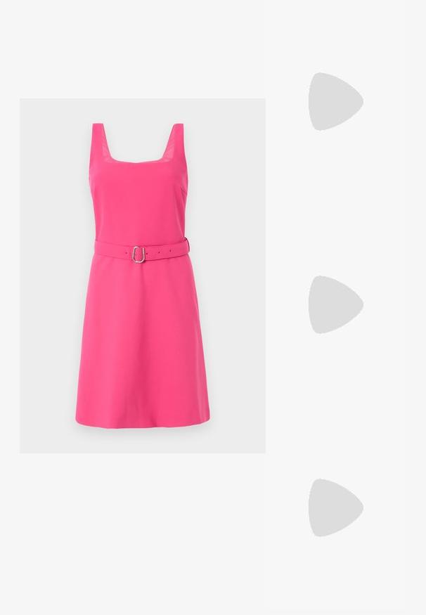 Vestido sin mangas de color rosa con escote cuadrado, cintura ceñida y un cinturón a juego. Textura suave con una silueta ajustada.; Las sandalias negras de tacón alto presentan finas correas con un diseño anudado, una punta cuadrada suave y un elegante tacón de aguja.; Bolso de mano metálico gris claro con una cadena como asa, adornado con pequeños remaches metálicos circulares y un logotipo de marca en forma triangular.; Aros de plata en forma de aro con un acabado liso y brillante. Diseño redondeado y ligero, con cierre de tipo post-back.
