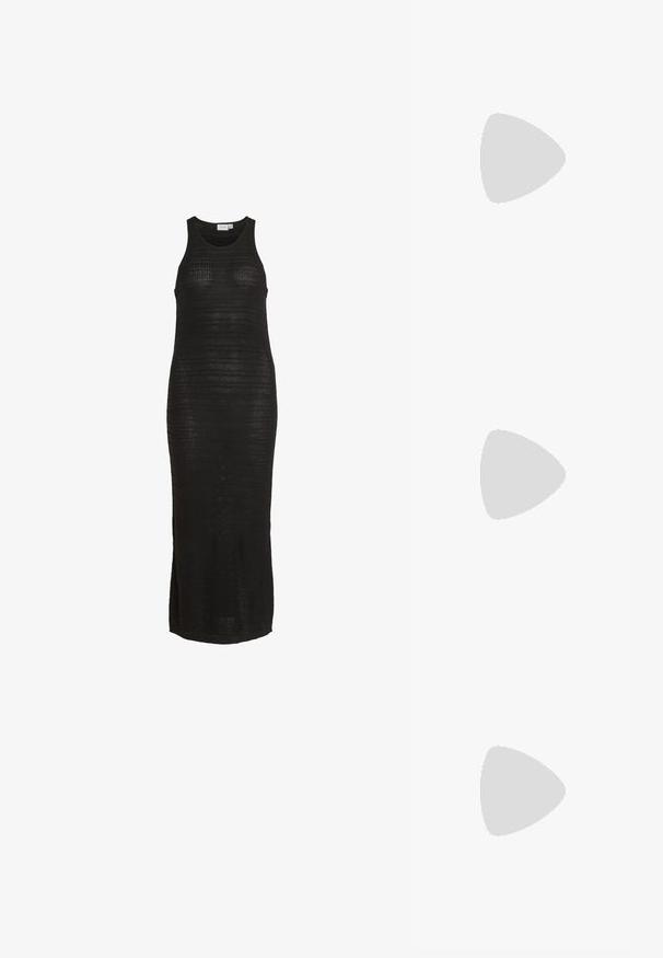 VILA VIMARGOT OPEN O NECK  - Robe longue - black beauty; Escarpins en cuir verni noir avec bout pointu et talon bloc géométrique. Présente un design élégant et minimaliste ainsi qu'une texture lisse.; Sac à main en cuir noir avec une forme courbée, bandoulière amovible et des accessoires en or. Le sac est doté d'un rabat avec un détail de boucle.; Boucles d'oreilles dorées présentant des formes texturées et ondulées. Comprend des clips sculpturaux et un design de créoles ouvertes avec une finition martelée.