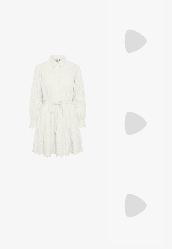 YAS YASHOLI BELT DRESS  - Skjortekjole - star white; Spiss-tå høyhælte sko med en fargekomposisjon av sølv, gull og nude. Glanset overflate med utskjæringsdesign, med en stiletto hæl.; Sølvfarget metallisk poseveske med en myk, avrundet form og en knyttet topplukking. Laget av glatt imitert skinn.; Sølv hoops øredobber med en tvistet design, som har en polert finish og bakstøtte. Mål omtrent 3 cm i diameter.