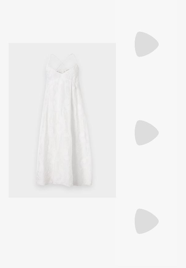 DRYKORN AVISSA - Dnevna obleka - off white; Črne čevlje s koničastimi nosovi in slingback obliko z nizko peto, izdelane iz gladke usnjene materiale ter s črtasto zasnovo na strani za prezračevanje.; Calvin Klein LINEAR CAMERA BAG - Torba čez telo - black; Trije kovinski prstani: eden rožnato zlati, eden zlat z teksturiranimi detajli in eden srebrn, vsi z vgraviranim logotipom na notranji strani.