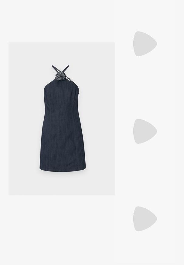 Denim halterklänning i mörkblått. Har en knutdetalj vid halsringningen, kroppsnär passform och en slät yta med subtila vertikala linjer.; Vit remsandaler med hög klack, platt tårbas, strukturerad framdel med rynkade detaljer och en smal vristrem.; Burgundy läderhandväska med en detalj av en rosett, med en smal rem och guldtonade detaljer, hålls av en person som bär svarta byxor.; Silverfärgade hoopörhängen med en minimalistisk design. Cirkulär form, slät yta och tunn profil. Lätta med en polerad finish.