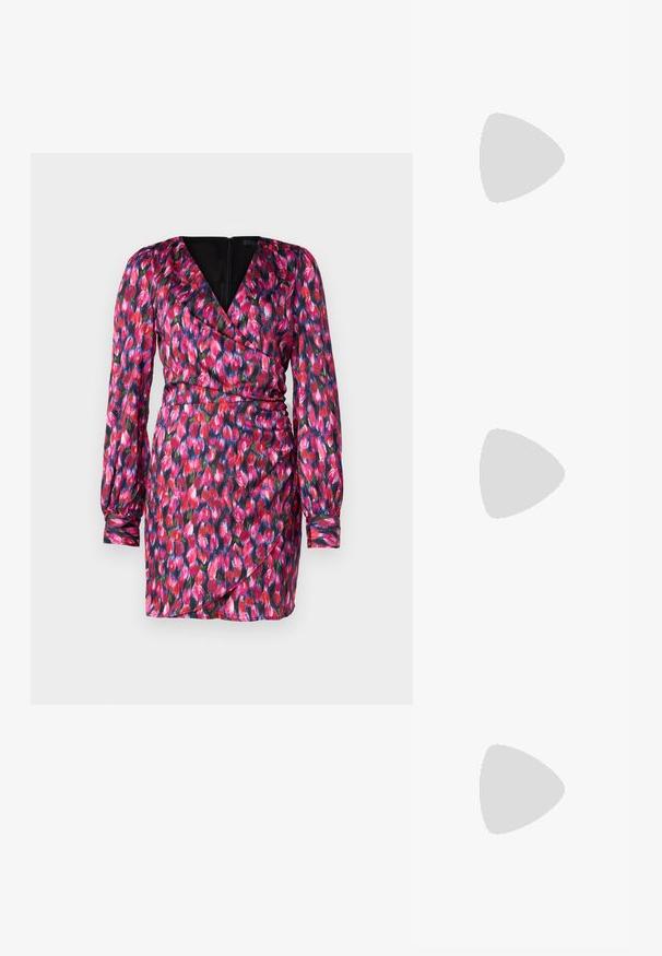 Rochie cu mânecă scurtă, cu un design tip înfășurare, realizată dintr-un material ușor, cu un model floral vibrant în nuanțe de roz, roșu și verde.; Adidași din piele albă cu o talpă groasă albă, accent de călcâi din suede negru și logo embosat pe lateral. Design cu șireturi și șase orificii.; Ochelari de soare supradimensionați, negri, cu o formă geometrică, având lentile întunecate și un detaliu gri contrastant pe ramă. Logo pe braț.; Cercei rotunzi din argint cu un finisaj neted și strălucitor. Design ușor, având o formă rotundă și închidere cu tijă.