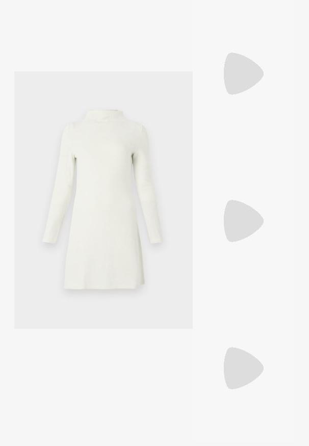 Rochie albă cu dungi, guler înalt și mâneci lungi, cu o siluetă conică care se lărgește ușor la tiv. Textură moale.; Pantofii slingback din piele lăcuită neagră, cu vârf ascuțit, bretele pentru gleznă cu catarame și accesorii din argint, și un toc subțire.; Geantă de umăr metalică aurie cu un design structurat, textură netedă și curea reglabilă. Prezintă o formă triangulară unică și cusături minimaliste.; Cercei aurii cu forme texturate și ondulate. Include studs sculpturale cu clip și un design de cerc deschis cu un finisaj cioplit.