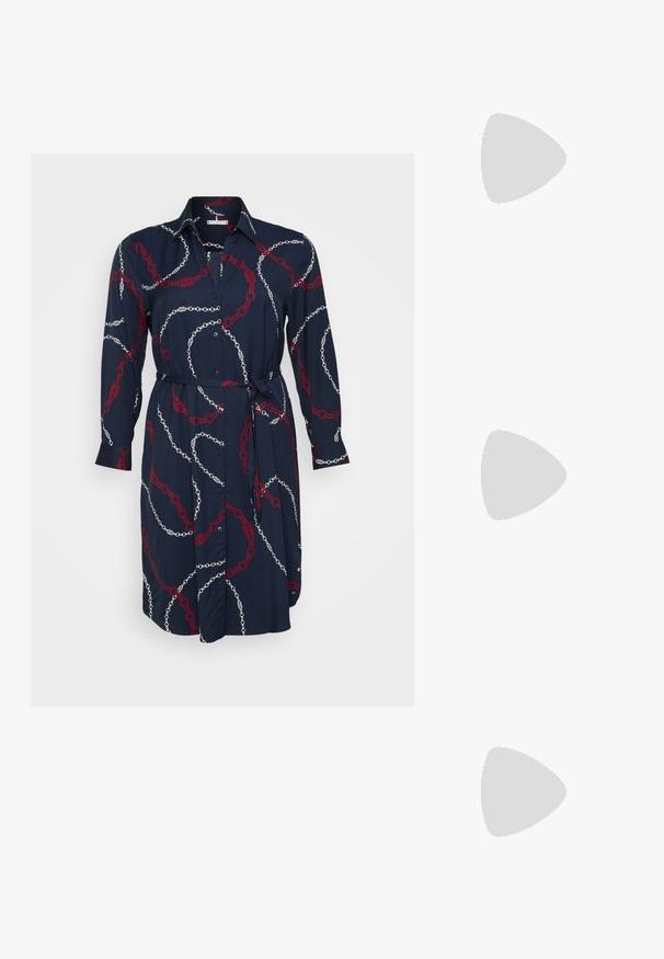 Tommy Hilfiger Curve SOFT SHIRT DRESS - Abito a camicia - navy; Scarpe slingback in vernice nera con punta appuntita, dettaglio in metallo argentato e tacco basso a blocco. Texture liscia e lucida in tutto l'oggetto.; Borsa a tracolla nera in pelle con una texture liscia, forma rettangolare e dettaglio in catena metallica sul davanti. Inclusa una tracolla regolabile.; Orecchini a goccia in argento con perno quadrato, caratterizzati da una finitura liscia e lucidata e da una forma a goccia, che riflettono la luce grazie a una superficie lucida.