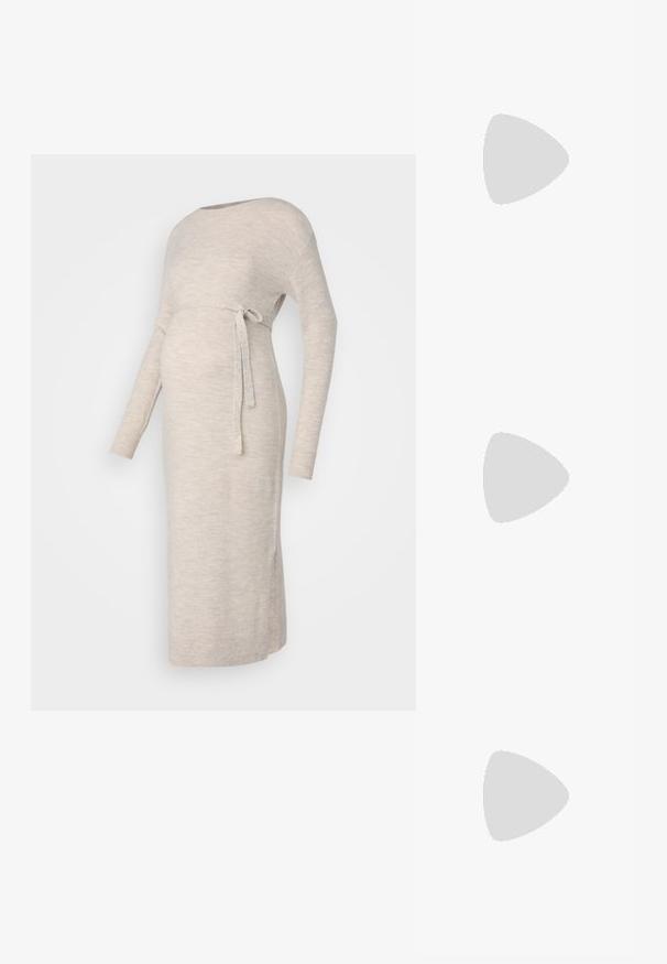 Adīta grūtniecības kleita gaiši pelēkā krāsā ar garām piedurknēm, laivas formas kakla izgriezumu un saitīti jostas vietā, ar sānu šķēlumiem, lai nodrošinātu ērtību kustībās.; Metāliski sudraba augstpapēžu sandaļi ar atvērtu purngalu, kas aprīkoti ar trim plāniem siksniņām pāri pēdai un potītes siksniņu ar sprādzi.; Zelta metalizēta sajūga soma ar gludu tekstūru, kuru rotā trīsstūrveida vāks. Rokai, kas to tur, ir kārtīgi apgriezti nagi.; Sudraba auskars ar pulētu apdari, ar maziem zelta akcentiem un apaļu formu, uz ausu ļipiņas.