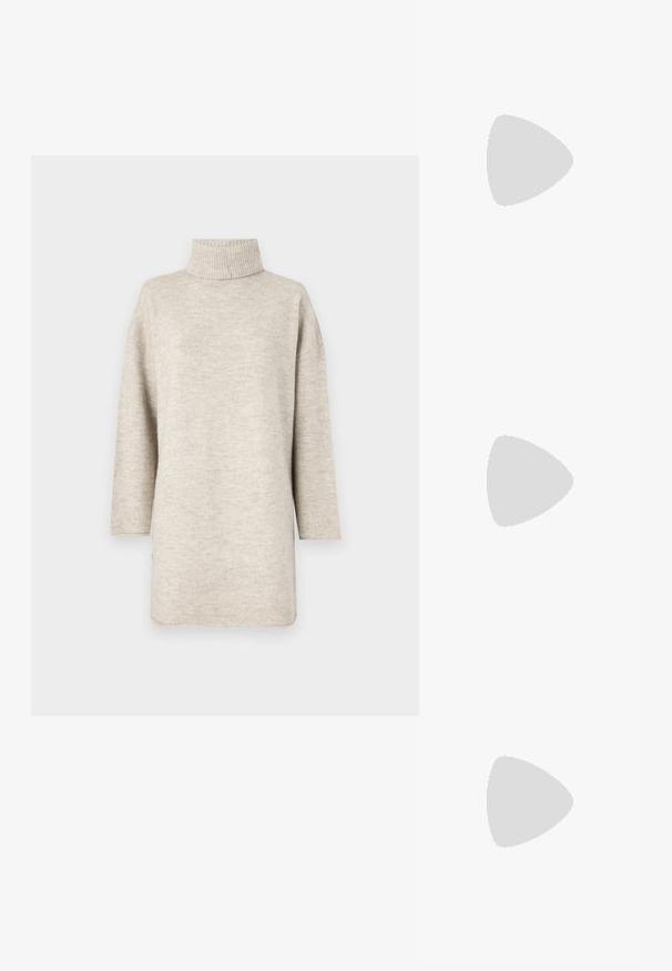 Lys beige genser med ribbet høy hals, lange ermer og avslappet passform. Laget av mykt stoff med en glatt tekstur.; Brune skinncowboystøvler med spiss tå og blokkhelt, med detaljerte sømmer og hevede detaljer på skaftet.; Kattøye solbriller med en svart og oransje skjellramme, brune linser og elegante, spisse tupper. Har en minimalistisk logo på stangen.; Sølv hoops øredobber med en tvistet design, som har en polert finish og bakstøtte. Mål omtrent 3 cm i diameter.