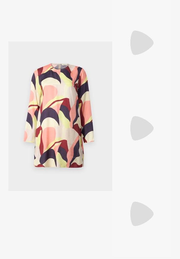 Eine farbenfrohe, langärmelige Tunika mit einer Mischung aus rosa, lila und grünen abstrakten Blattmustern auf einem hellen Hintergrund. Weicher Stoff.; Schwarzer spitz zulaufender Slingback-Schuh mit niedrigem Absatz, der aus glattem Leder gefertigt ist und seitliche Ausschnitte für Atmungsaktivität aufweist.; Weiße Lederhandtasche mit abgerundeter Form, ausgestattet mit einem geprägten "CK"-Logo auf der Vorderseite und einem Einzel-Schultergurt. Reißverschluss oben.; Silberne Creolen mit texturiertem Design und vertikalen Rillen. Kreisförmige Form mit sicherem Verschluss. Glatte Oberfläche.