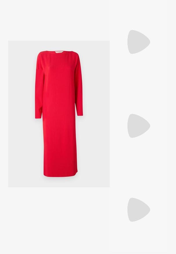 Punase ribaköitega kudumidress pikkade varrukatega, ümmarguse kaelusega ja sirge vormiga. Kanga tekstuur on reljeefne ja pikkus ulatub keskele sääre.; Kitsas toe kõrge kontsaga kingad, millel on hõbedane, kuldne ja nude värvilahendus. Läikiv viimistlus lõikekujundusega, stiletto konts.; Hõbedane metallikoti kott pehme, ümar kuju ja sõlme ülemise sulgemisega. Valmistatud siledast kunstnahast materjalist.; Hõbedased rõngaskõrvarõngad keerutatud disainiga, millel on poleeritud viimistlus ja posti-tagune sulgemine. Diameeter umbes 3 cm.