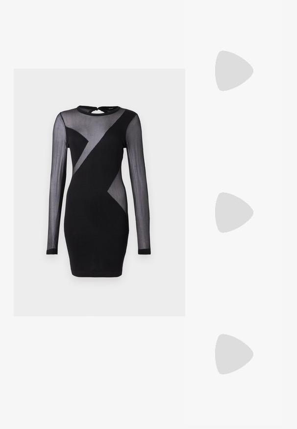 Fekete ruha hosszú, áttetsző ujjakkal, kerek nyakkivágással és geometrikus mintával, világos és sötét szövetrészekkel.; Fekete bőr slingback cipő hegyes orral, dekoratív pántokkal, fém szemekkel és alacsony blokk sarkú. Texturált felület.; Fekete bőrtáska ezüstlánc pánttal, díszes szárnyakkal és fehér varrással az alsó varrat mentén.; Egy pár szabálytalan, ovális formájú, aranyszínű fém fülbevaló, enyhén kalapált felülettel, fehér háttéren.