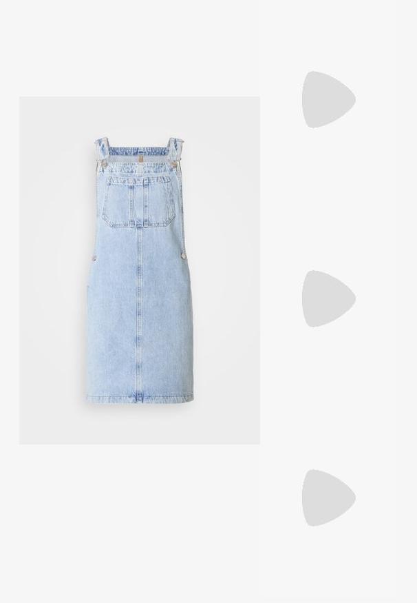 Marc O'Polo DENIM DUNGAREE DRESSES MINI LENGTH - Robe en jean - light blue multi; Baskets blanches et beiges avec un empeigne en cuir lisse, des accents en daim, un bout arrondi et une semelle en caoutchouc texturé. Nom de la marque imprimé sur le côté.; Sac à épaule en tissu noir avec quincaillerie dorée, comprenant un compartiment principal zippé et deux petites poches zippées sur les côtés.; Boucles d'oreilles en argent avec une finition lisse et brillante. Forme arrondie, conception légère, avec un fermoir à tige.