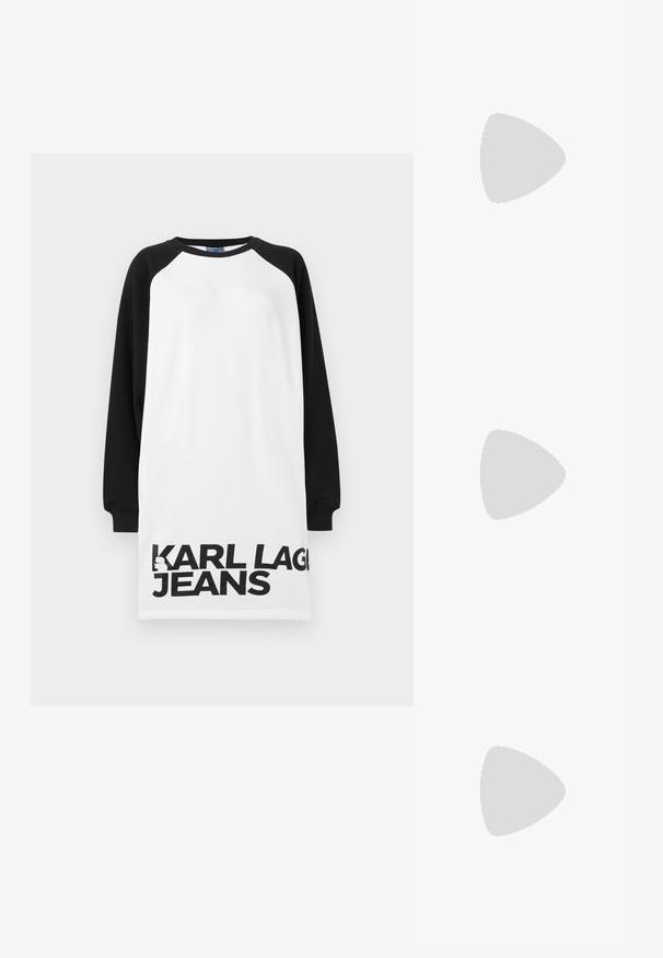Vestido oversized em branco e preto com mangas raglan, apresentando texto em negrito preto "KARL LAGERFELD JEANS" na parte inferior. Material de algodão suave.; Sandal com bico fino e calcanhar baixo, em couro liso, com um design recortado na lateral para respirabilidade.; Óculos de sol hexagonais pretos com lentes degradê, apresentando um acabamento brilhante e uma marcação subtil na têmpora. Construção em plástico durável.; Pendentes de argola prateados com um design liso e curvado. Apresentam um acabamento metálico brilhante e fecho de pressão. Sem padrões ou detalhes visíveis.