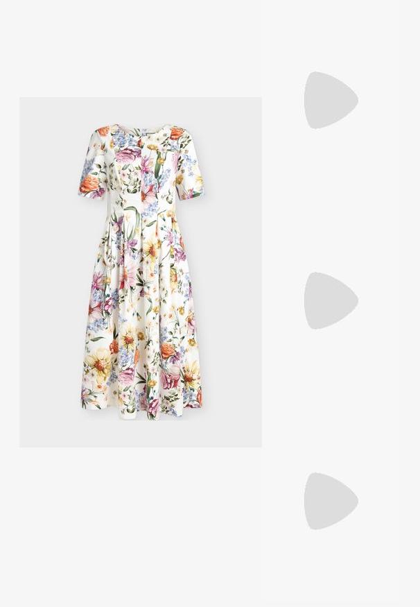 Jurk met bloemenprint, korte mouwen, een getailleerd lijfje en een uitlopende rok. Met levendige bloemen in oranje, roze en blauw op een witte achtergrond.; Zwarte leren balletflat, puntige neus, minimalistisch design, gladde textuur, lage hak, geen zichtbaar beslag of versieringen.; Zwarte leren tote bag met een gladde textuur, gestructureerde vorm, twee handvatten en een opvallend zilveren sluitingdetail aan de voorkant.; Gouden ring met een textuur van golvende ontwerpen met drie opvallende pieken. Gladde, glanzende oppervlakte met eenopen band voor een verstelbare pasvorm.