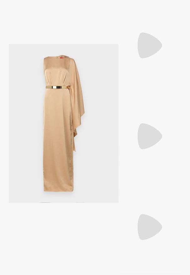 Halston RHIANNON GOWN - Proginė apranga - tan beige; Juodai lakuoti slingback aukštakulniai su smailiu nosiu, su tekstūruotu gyvatės raštu, reguliuojama juosta ir trumpu, tekstūruotu blokiniu kulnu.; Auksinė blizgučių rankinė, stačiakampio formos, su susuktos grandinėlės rankena ir metaliniu užsegimu, atspindinti šviesą su tekstūruotu paviršiumi.; Auksinės spalvos auskarai, kuriuose yra stačiakampis, skaidrus kristalas, kabantis po eile mažų, apvalių skaidrių akcentų. Šiuolaikiškas, modernus dizainas.