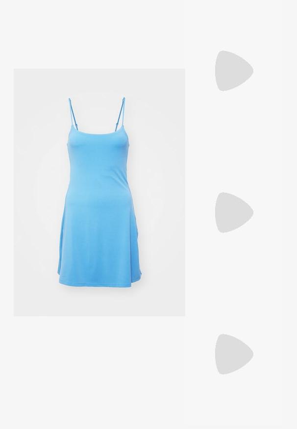 Sininen hihaton mekko, joka on valmistettu pehmeästä kankaasta. Mekossa on slim fit -leikkaus, suora pääntie ja sivuhalkio, joka tuo lisää yksityiskohtia helmaan.; Musta nilkkuri, joka on valmistettu pehmeästä mokasta, ja siinä on terävä kärki sekä korkea stiletto-korko. Minimalistinen muotoilu ilman näkyvää metallia tai kuvioita.; Mustat kissaeye-aurinkolasit tumman harmailla linsseillä, tyylikäs muovikehys, terävät kulmat ja suorat templet. Ei näkyvää metalliosia tai koristuksia.; Musta nahkainen hobo-laukku, jossa on löysä muotoilu, leveä olkahihna ja sileä pinta. Sisältää yhden vetoketjukiinnityksen sivussa.