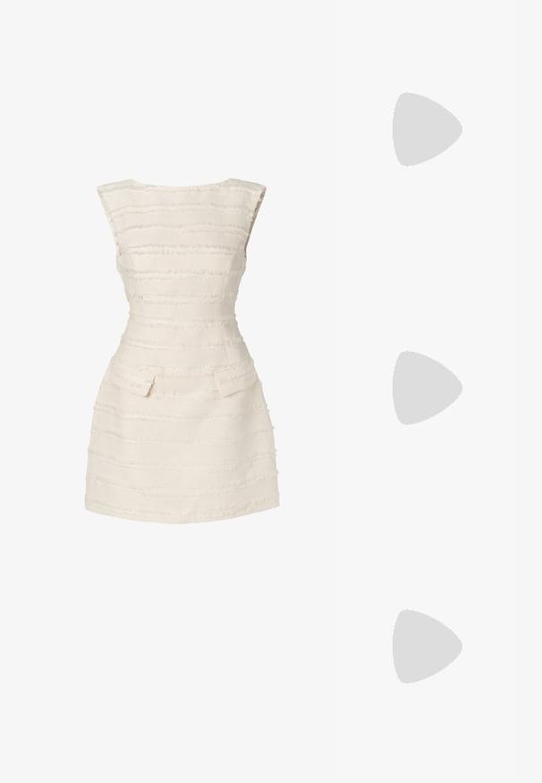 Hvit kjole med vertikale strukturerte striper, tettsittende design, rund hals og to små lommer foran.; Sorte lærballerina med spiss tå, minimalistisk design, glatt tekstur, lav hæl uten synlig metall eller dekorasjoner.; Svart lær crossbody-veske med glatt tekstur, rektangulær form og metallkjede detaljer på framsiden. Justerbar stroppe inkludert.; Sett med gullfargede øredobber med ulike design, inkludert stikkere, hoops og hengende deler med perler og rhinestones.