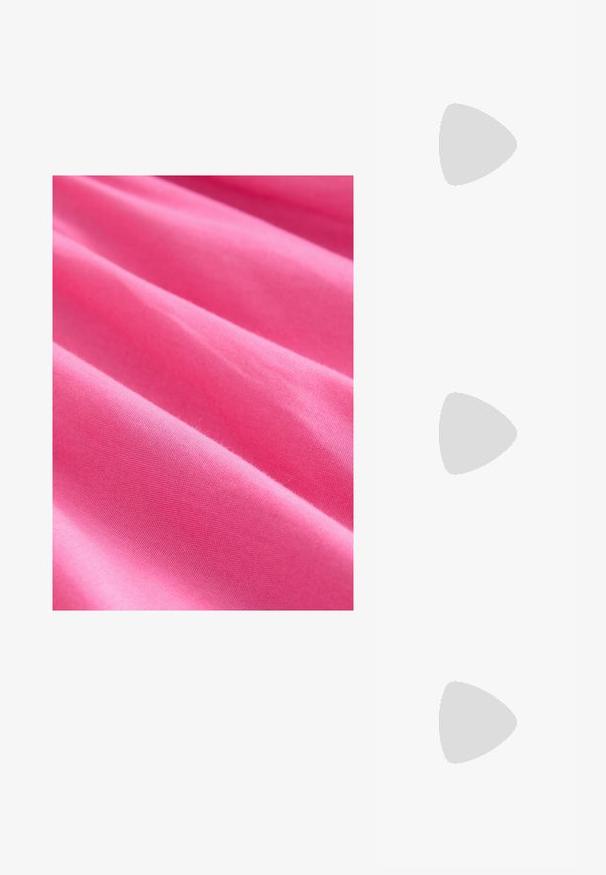 Tissu rose vif avec une texture lisse, présentant des plis doux et un motif de tissage régulier. Matériau épais et légèrement extensible.; Talons aiguilles blanches à bride arrière avec un bout pointu, un dessus lisse, un petit talon carré et un design avec découpes latérales et sangle réglable.; Lunettes de soleil rondes avec verres sombres et monture en or. Le modèle porte un cardigan à côtes bleu clair avec des boutons et des manches blanches contrastantes.; Porte-monnaie Michael Kors en toile enduite beige avec un motif répété de logo MK, des accessoires en or et une bandoulière en chaîne amovible.