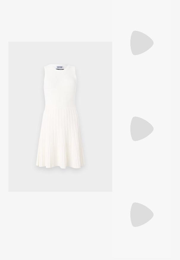 Αμάνικο λευκό φόρεμα κατασκευασμένο από ριγέ ύφασμα; εφαρμοστό μπούστο με φουσκωτό πλισέ φούστα; λεία υφή με κάθετο ριγέ σχέδιο.; Άσπρο κοντομάνικο μπλουζάκι φτιαγμένο από ριγέ ύφασμα. Στρογγυλή λαιμόκοψη, κανονική εφαρμογή και διακριτές λεπτομέρειες ραφής. Χωρίς σχέδια ή γραφικά.; Μαύρο δερμάτινο μπαλαρίνι με στρογγυλή μύτη, λεία υφή, ελάχιστες λεπτομέρειες ραφής και σχεδίαση ευέλικτης σόλας.; Καφέ δερμάτινη τσάντα χειρός με κλείσιμο καπάκι, χρυσές λεπτομέρειες, ιμάντα ώμου και λεία υφή. Συμπαγές ορθογώνιο σχήμα.