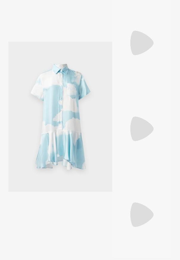 Sukienka z krótkim rękawem i kołnierzykiem w jasnoniebieskim kolorze w białe chmurki, z zapięciem na guziki i rozszerzanym dołem, zapewniającym zwiewny fason.; Czarne skórzane szpilki slingback z ostrym noskiem, małym obcasem i zapięciem na klamrę przy pasku kostki. Gładka tekstura, minimalistyczny design.; Czarna skórzana torebka o zaokrąglonym kształcie, z złotymi dodatkami i regulowanymi paskami. Akcenty z teksturowanej czarnej skóry oraz beżowe detale.; Złoty naszyjnik łańcuszkowy z literowymi zawieszkami, które tworzą napis "MOSCATO". Gładka tekstura z zapięciem typu lobster oraz ogniwami o różnej wielkości.