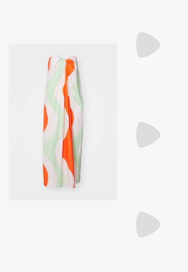 Mara Hoffman ALICE - Päevakleit - red/green; Must musta nahkkinga lamead kontsad, ruudukujulise varbaga, pahkluu rihmaga, mis sisaldab hõbedast taakleid, ning lame tald. Siledat pinda ja minimalistlikku disaini.; Maje MISS MINI - Ülerinna-kott - noir; Kuldne tooni kõrvarõngad mitme voolava ahelaga, millel on selged ovaalsed rhinestone aktsendid ja dekoratiivsed stud-tippud.