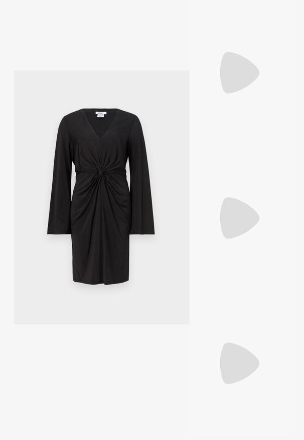 Juoda suknelė su ilgomis rankovėmis, V formos iškirpte ir susiraukšlėjimu juosmens srityje. Lygus audinys, prigludusi siluetas.; Juodos aukštakulnės sandalai pasižymi plonyčiais dirželiais su mazgo dizainu, lygiu kvadratiniu pirštu ir elegantišku stiletto kulnu.; Šviesiai pilka metalinė rankinė su grandinėlės dirželiu, papuošta mažais apvaliais metaliniais smeigėmis ir trikampiu prekės ženklu.; Sidabriniai lankelio formos auskarai su lygiu, blizgiu paviršiumi, išlenktos formos ir su užsegimu. Minimalistinio dizaino su moderniu apdaila.