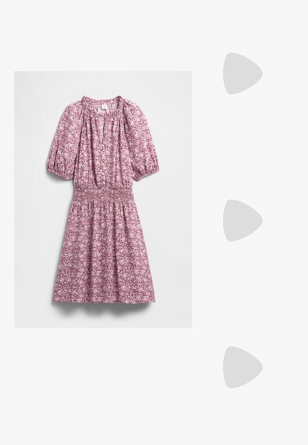 Rózsaszín és fehér árnyalatú virágos ruha, húzott derékrésszel, lufiujjakkal, gombos elölrészével és puha anyag textúrával.; Beige suéd sneaker, alacsony profillal, texturált felszínnel és fehér cipőfűzőkkel. Ívelt dizájnnal és gumi talppal a jó tapadás érdekében.; Kerek, barna árnyalatú napszemüveg fényes burgundi kerettel. Karcsú karok diszkrét márkázással. Lapos lencse kialakítás.; Sárga redőzött kézitáska sima műbőrből, puha formával, egy vállpánttal és ráncolt felső kialakítással.