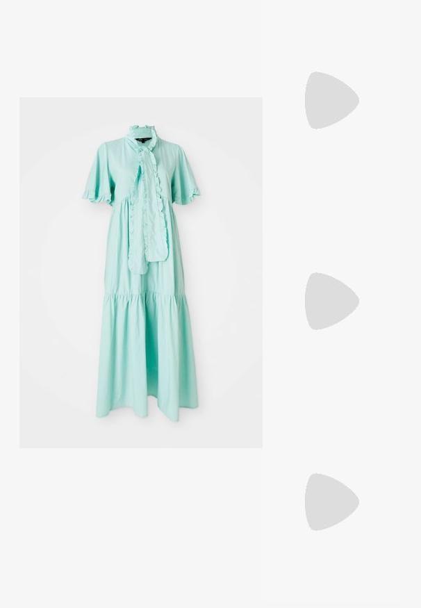 Rochie verde mentă realizată dintr-un material ușor, având mâneci scurte, detalii volănașe, guler înalt și o fustă în straturi.; Balerini metalice argintii cu vârful ascuțit, curea la gleznă cu cataramă ajustabilă, suprafață texturată și talpă neagră minimă.; Geantă de mână de culoare crem, cu o formă curbată, textură moale și curea reglabilă, purtată peste o rochie roz deschis cu volane.; Cercei din argint care prezintă două forme de picătură și două forme rotunde, toate având o suprafață lustruită, reflectorizantă și o textură netedă.