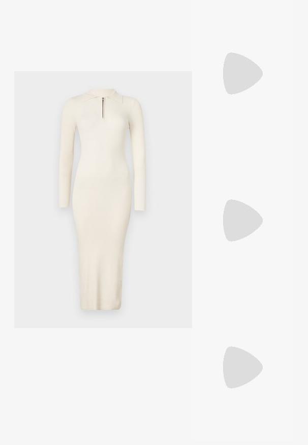 Ribbet, langermet kremfarget kjole med polo-krage og frontlås; kroppsnær silhuett med midi-lengde. Mykt, elastisk stoff.; Spiss-tå høyhælte sko med en fargekomposisjon av sølv, gull og nude. Glanset overflate med utskjæringsdesign, med en stiletto hæl.; Sølvfarget metallisk poseveske med en myk, avrundet form og en knyttet topplukking. Laget av glatt imitert skinn.; Sølv hoops øredobber med en tvistet design, som har en polert finish og bakstøtte. Mål omtrent 3 cm i diameter.