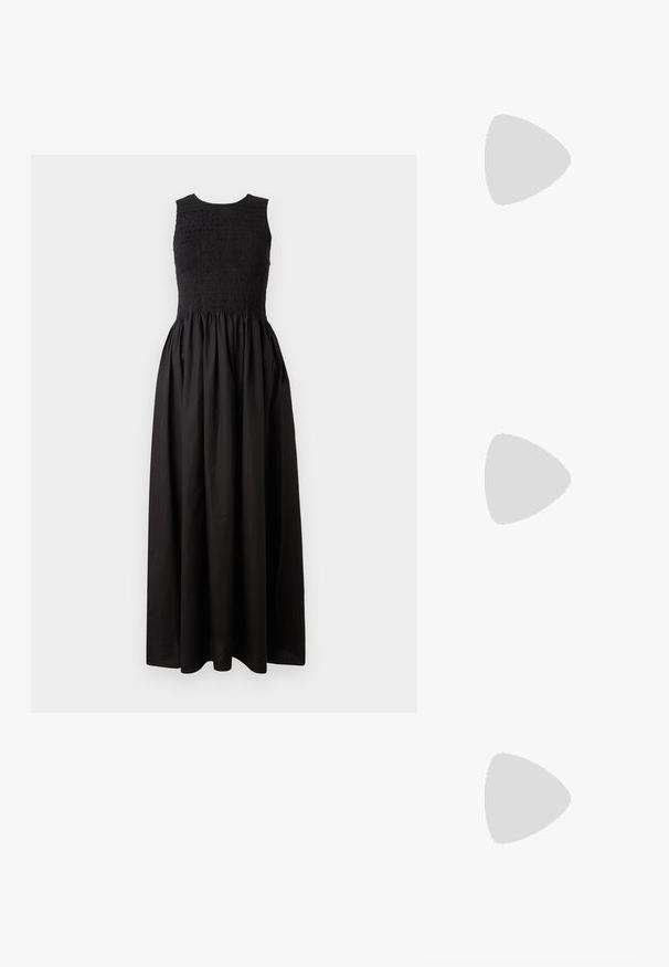 Zwart mouwloos jurkje met gerimpelde borst en een vloeiende rok die de volledige lengte heeft. Gemaakt van lichtgewicht stof met een gestructureerd oppervlak.; Zwart patent slingback hak met een spitse neus, voorzien van een gestructureerde slangenprint, verstelbare band en een korte, gestructureerde blokhak.; Zwarte leren schoudertas met twee vo pockets, gouden gespen, ritsluiting en een smalle band. Tekstuur oppervlak en compacte rechthoekige vorm.; Gouden metalen oorbellen in de vorm van een gebogen, verlengde hoop. Kenmerkend zijn het gladde, glanzende oppervlak en de afgeronde punt voor extra detail.