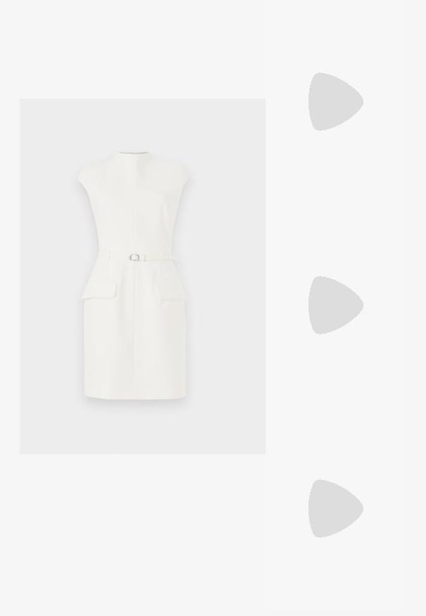 Balta beprotnė suknelė be rankovių, su aukštu kaklu, priekiniais diržais, dviem priekinėmis kišenėmis ir aptempta siluetu. Pagaminta iš lygaus, struktūrizuoto audinio.; Juodas smailus slingback batelis su žemu kulnu, pagamintas iš lygaus odos paviršiaus ir su išpjovomis šone, užtikrinančiomis oro pralaidumą.; Juoda rankinė su dviem trumpais rankenėlėmis ir nuimamu petį. Lygaus odos tipo medžiaga su užtrauktuku ir logotipo detale.; Sidabriniai apvalūs auskarai su lygiu, išlenktu dizainu. Yra blizgus metalinis paviršius ir smeigtukų uždarymas. Nėra matomų raštų ar akcentų.