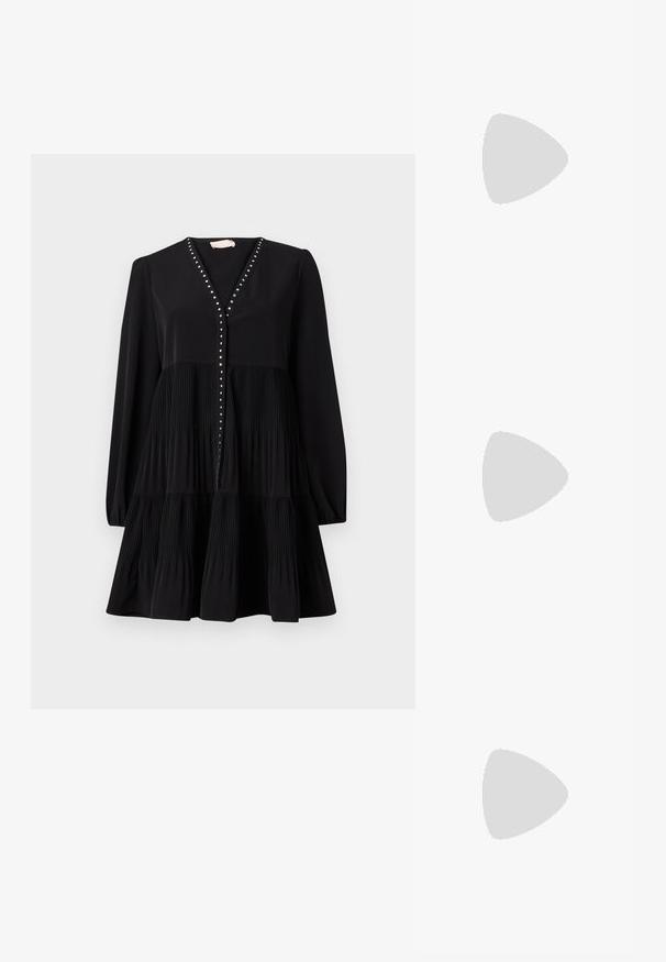 Černé šaty s výstřihem do V, dlouhými rukávy a sukničkou s vrstevnatými sklady. Obsahuje ozdobné hroty podél knoflíkového zapínání. Hladká textura.; Černé kožené baleríny, špičatá špička, minimalistický design, hladký povrch, nízký podpatek, žádné viditelné kovové prvky nebo ozdoby.; Černá kožená crossbody taška s hladkým povrchem, obdélníkovým tvarem a kovovým řetízkem na přední straně. Součástí je nastavitelný popruh.; Tři páry náušnic: velké bílé perlové naušnice, zlaté kruhové naušnice s průhlednými drahokamy a dvě dlouhé, rovné zlaté naušnice s třpytivými detaily.